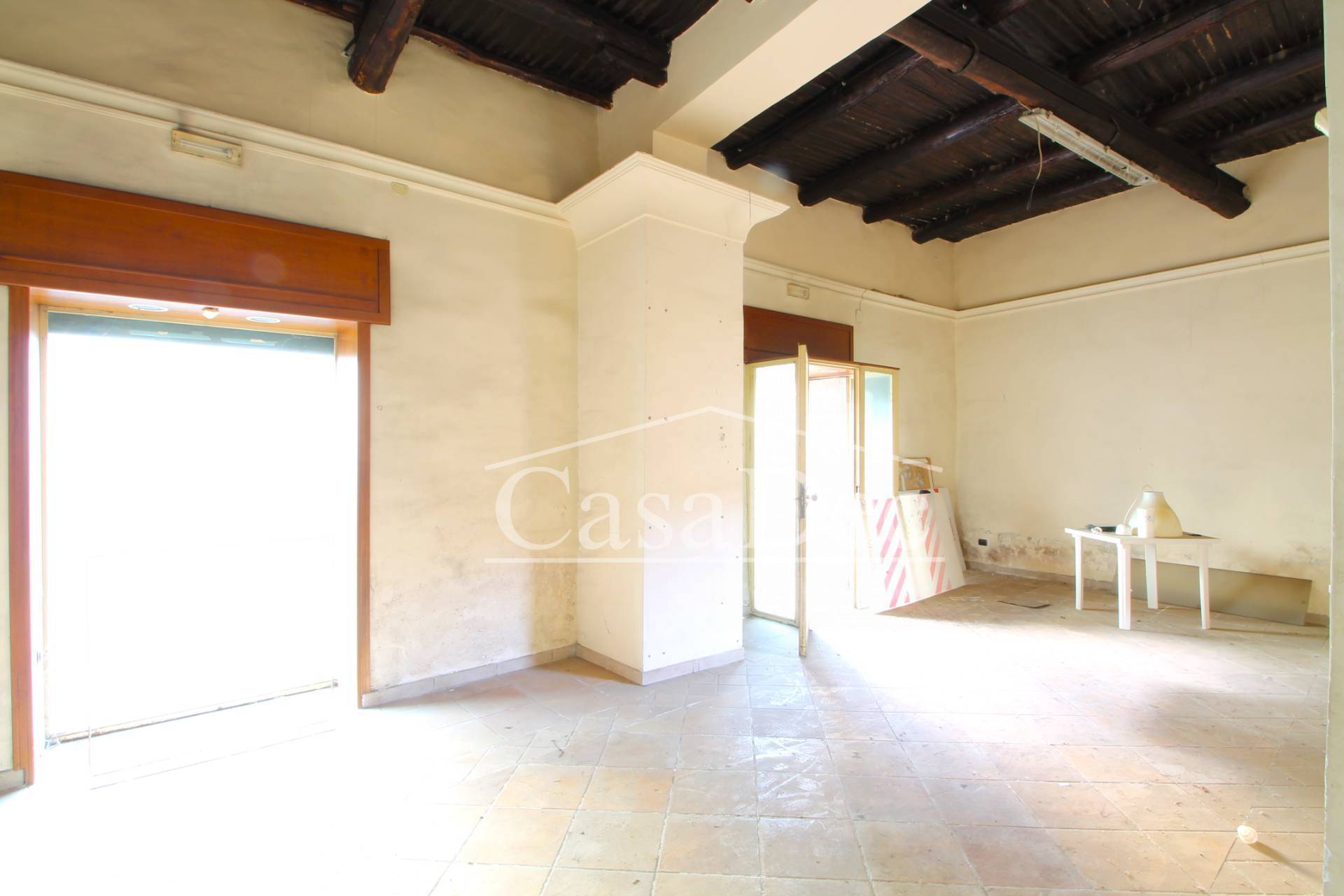 Locale commerciale in affitto a Trentola-Ducenta