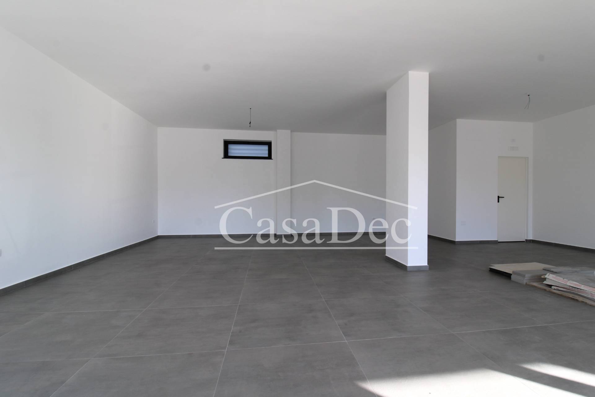 Locale commerciale in affitto a Parete