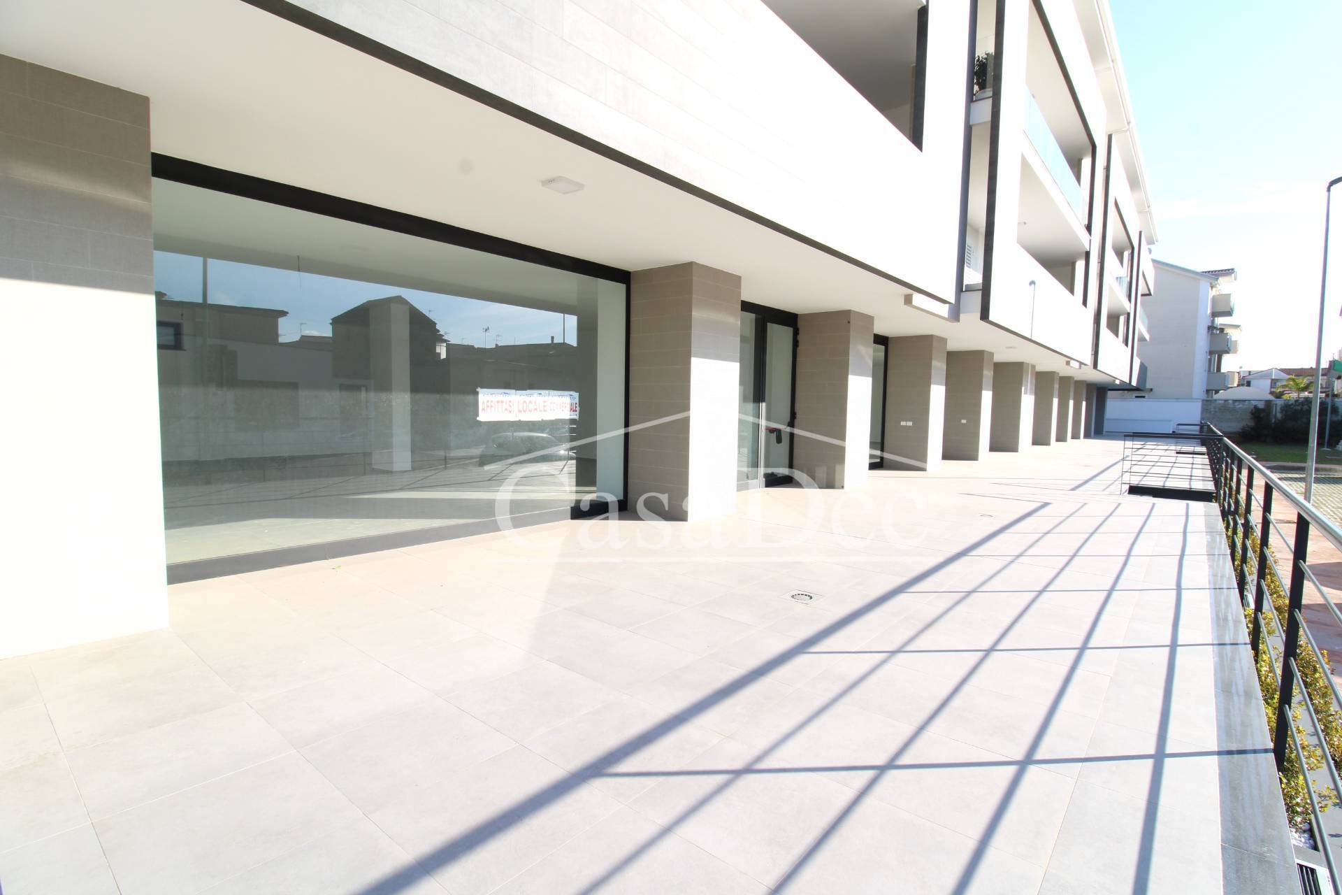 Locale commerciale in affitto a Parete