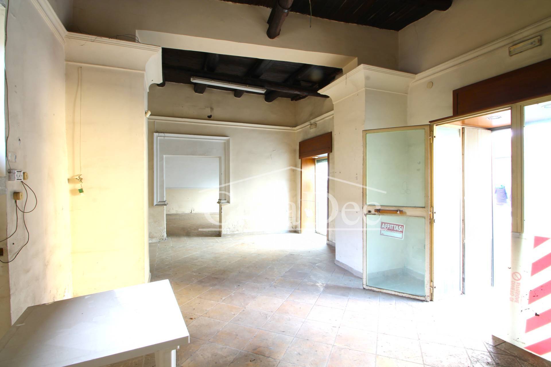 Locale commerciale in affitto a Trentola-Ducenta