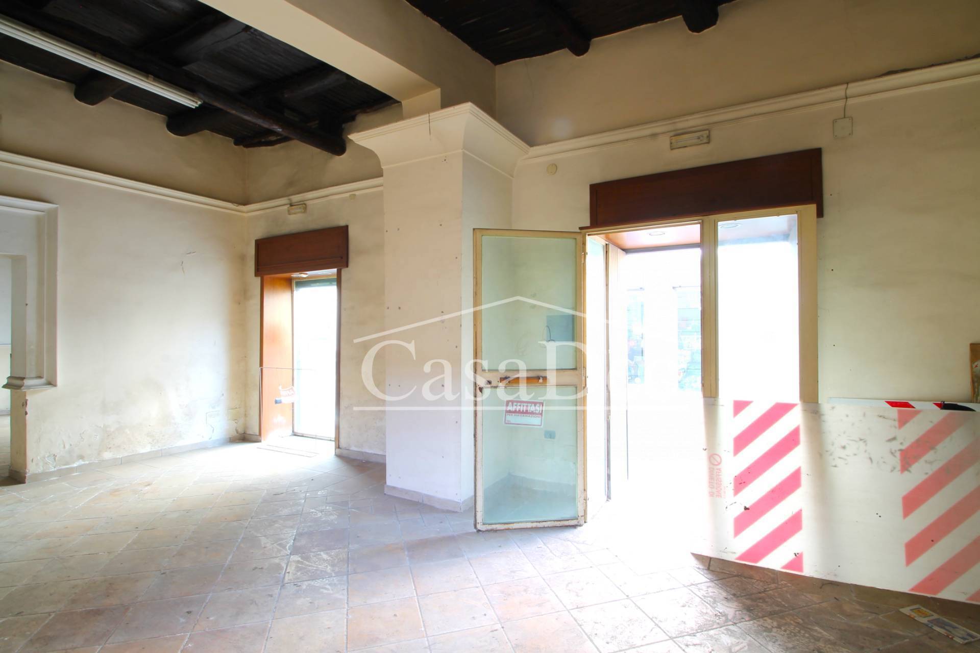 Locale commerciale in affitto a Trentola-Ducenta