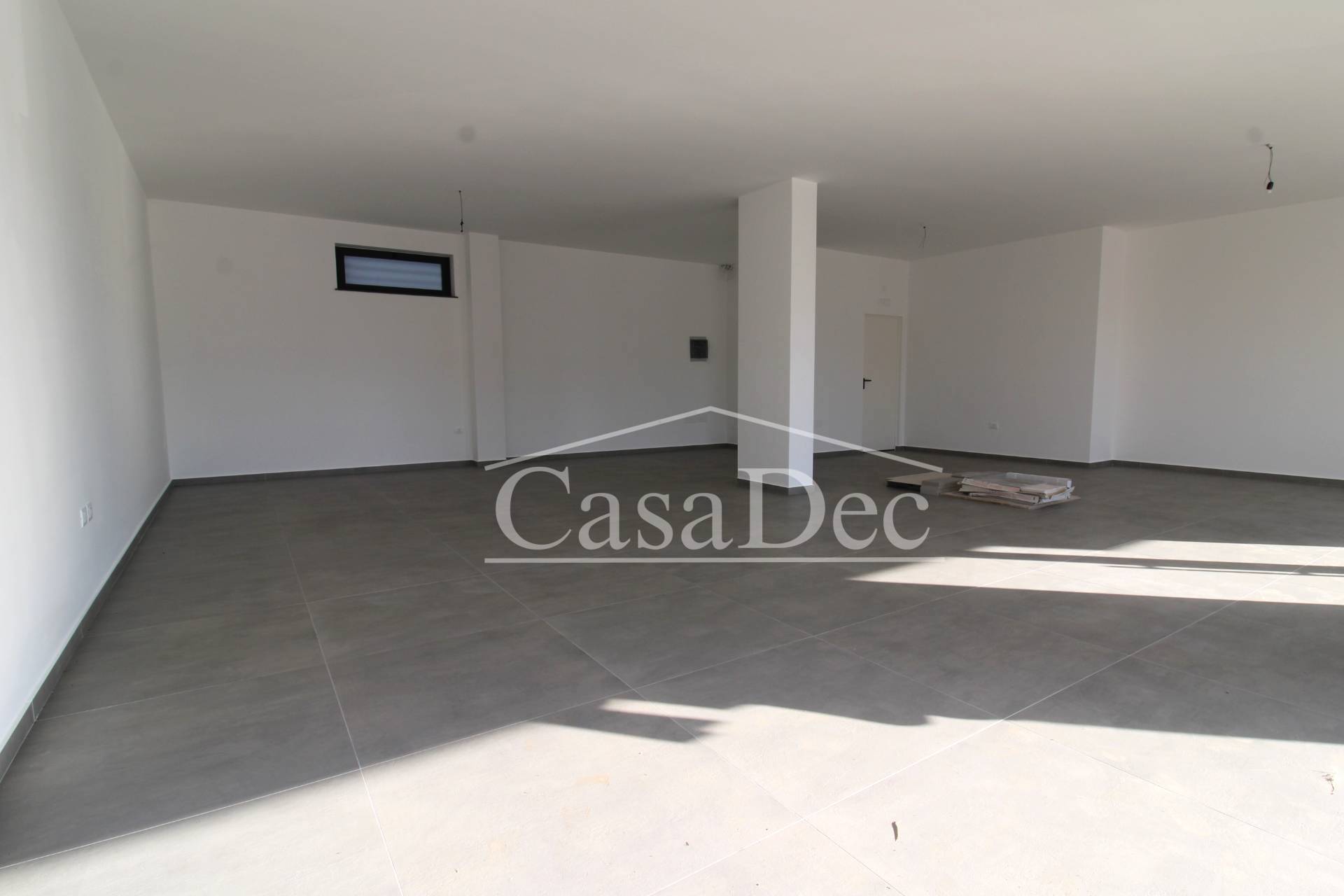 Locale commerciale in affitto a Parete