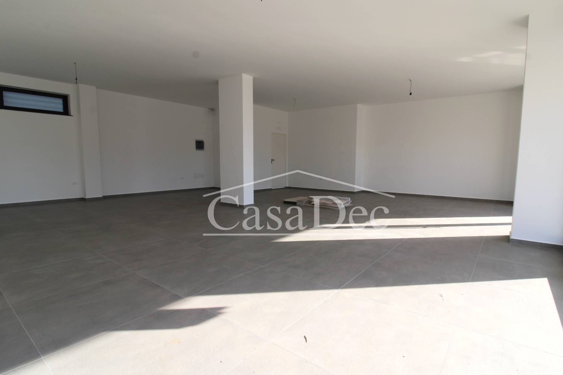 Locale commerciale in affitto a Parete