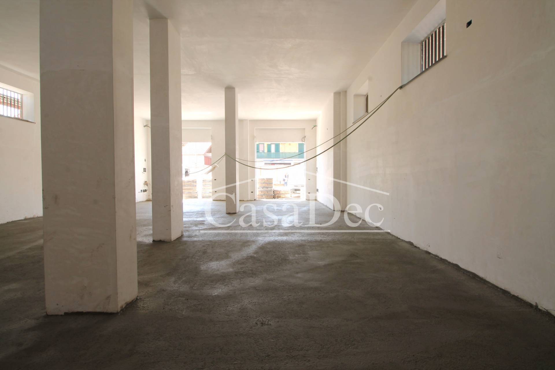 Locale commerciale in affitto a Giugliano in Campania