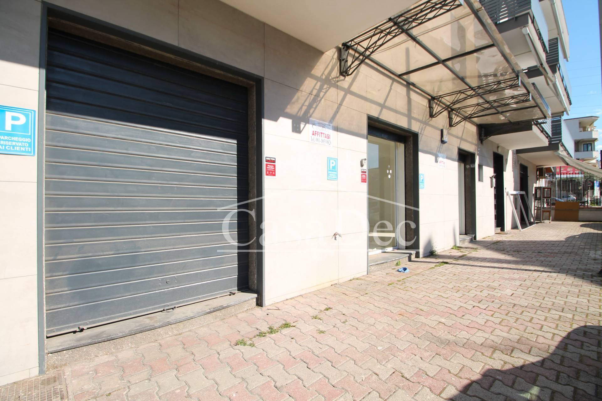 Locale commerciale in affitto a Parete