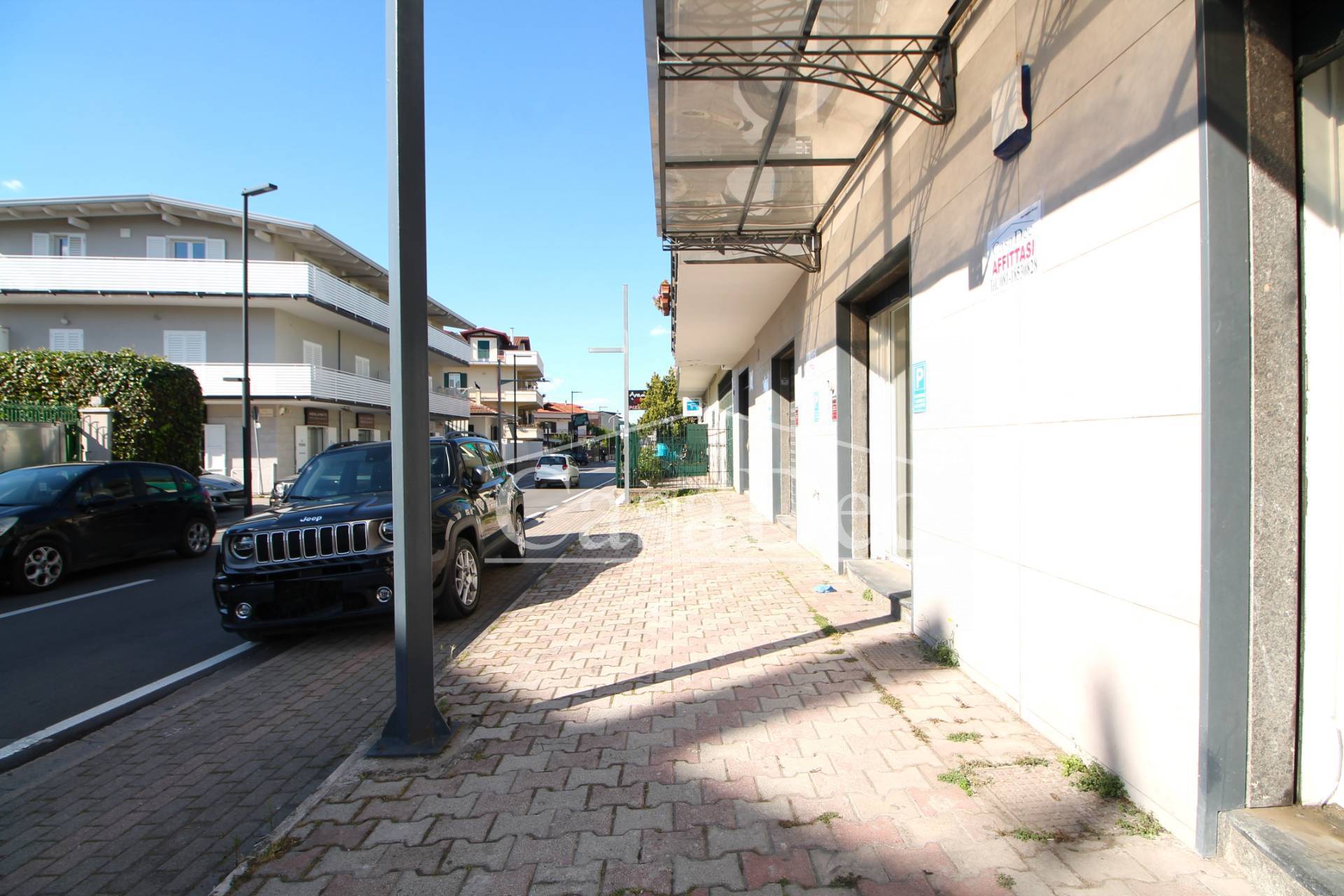 Locale commerciale in affitto a Parete