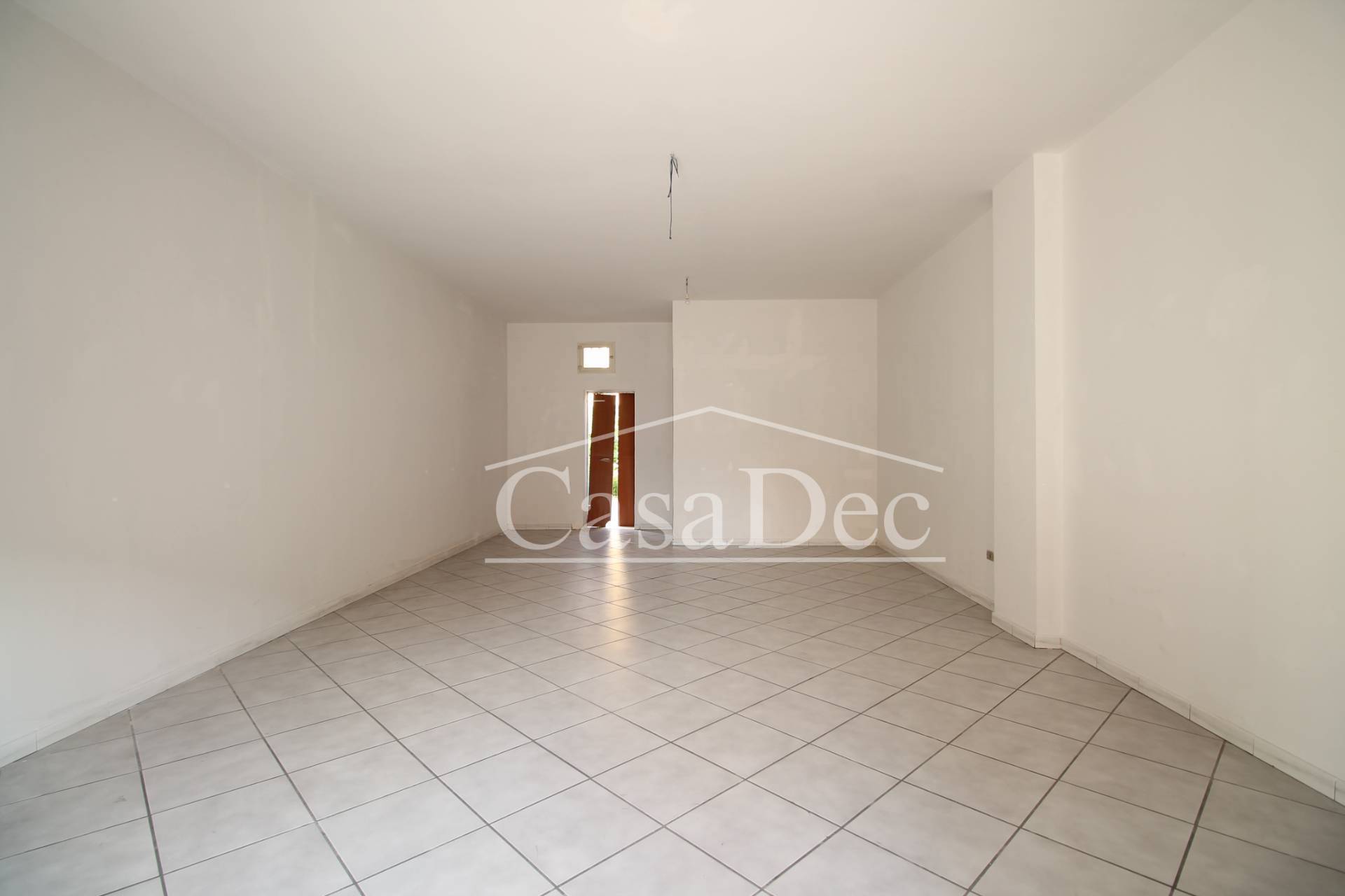 Locale commerciale in affitto a Trentola-Ducenta