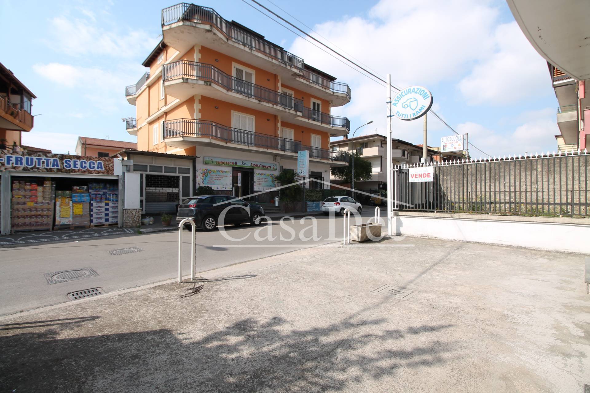 Locale commerciale in affitto a Trentola-Ducenta