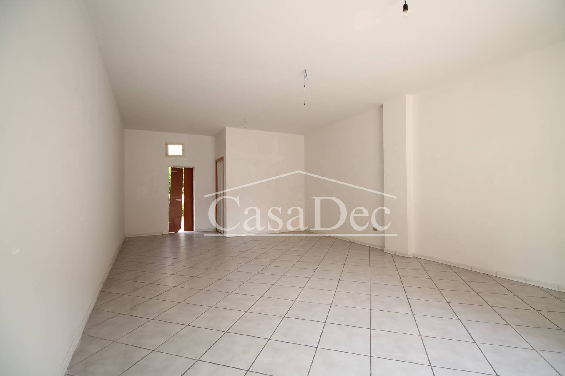 Locale commerciale in affitto a Trentola-Ducenta