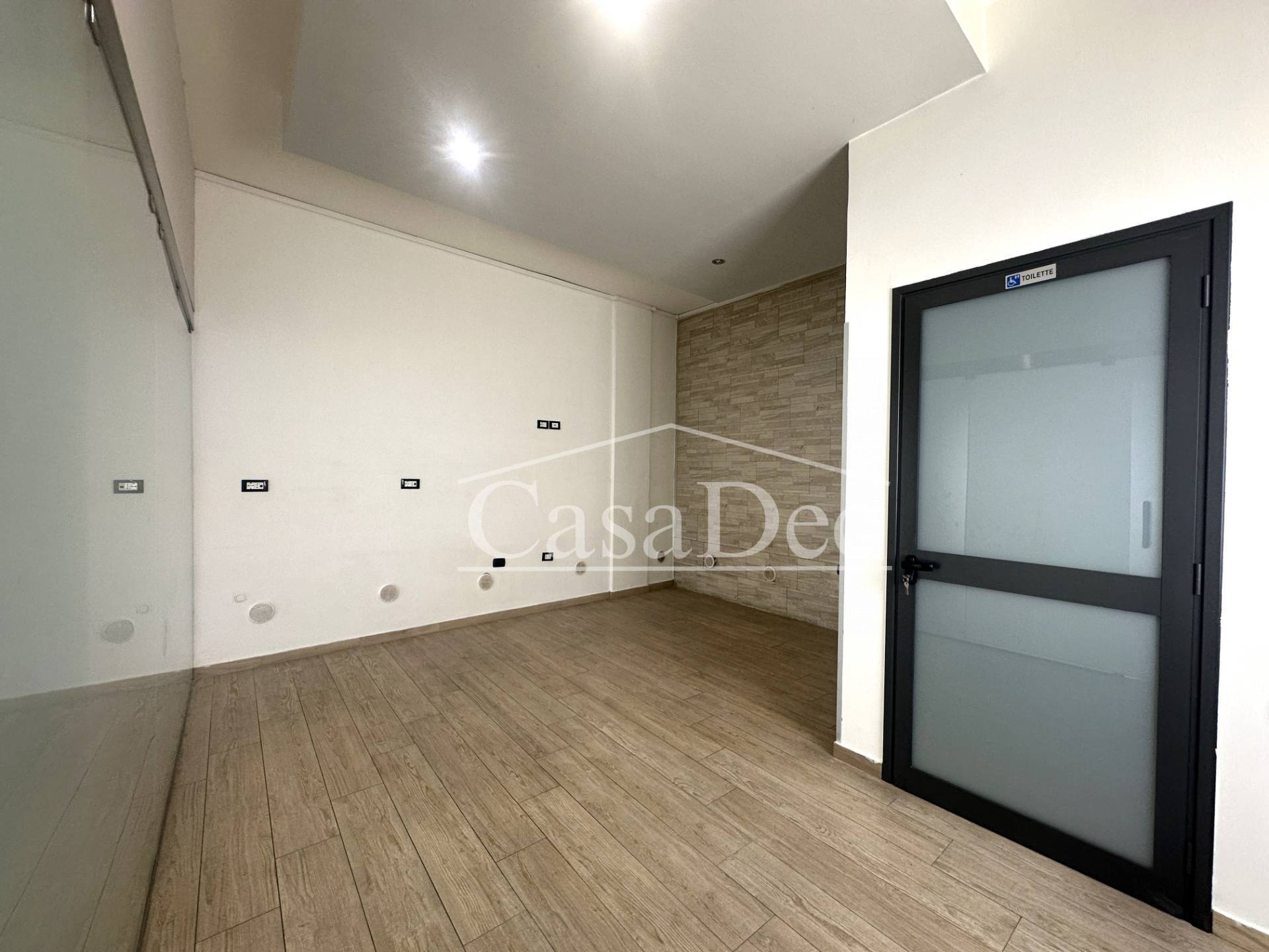 Locale commerciale in affitto a Trentola-Ducenta