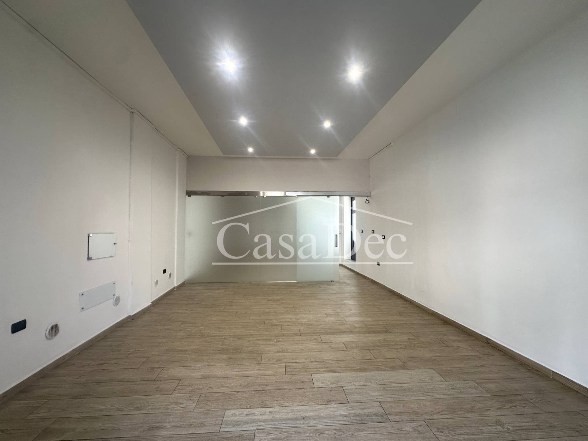 Locale commerciale in affitto a Trentola-Ducenta