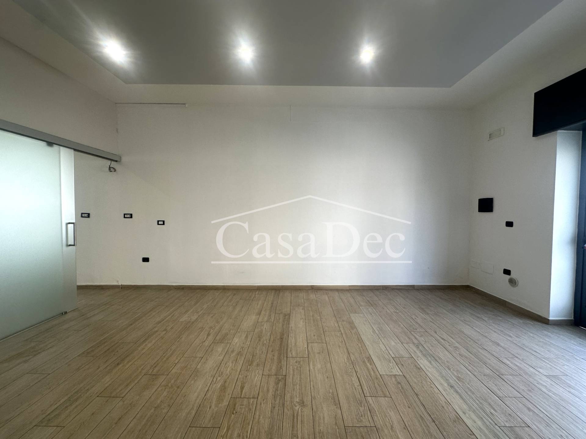 Locale commerciale in affitto a Trentola-Ducenta