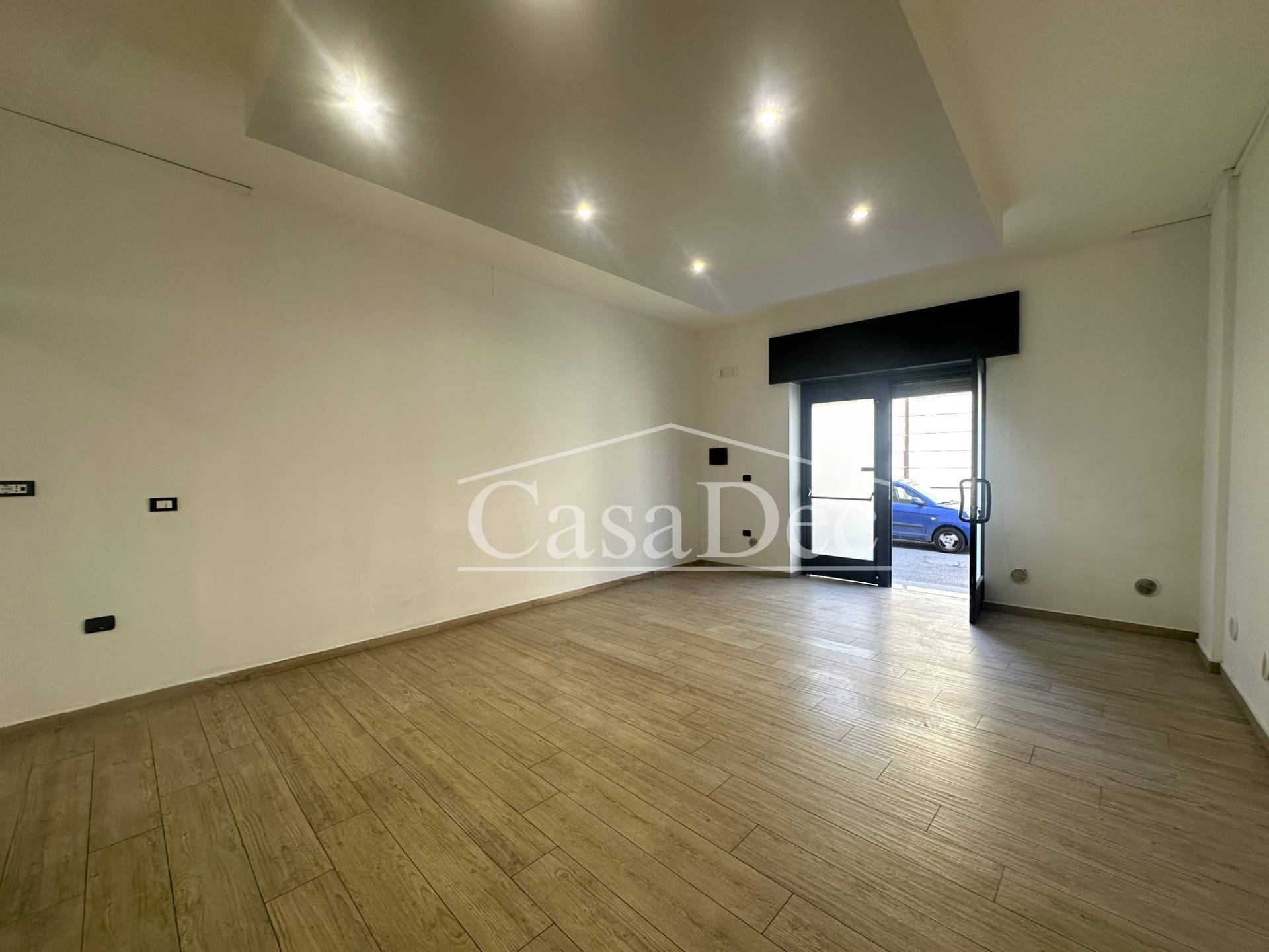 Locale commerciale in affitto a Trentola-Ducenta