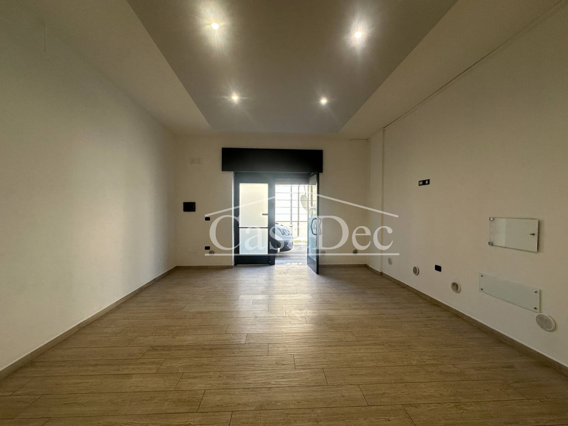 Locale commerciale in affitto a Trentola-Ducenta
