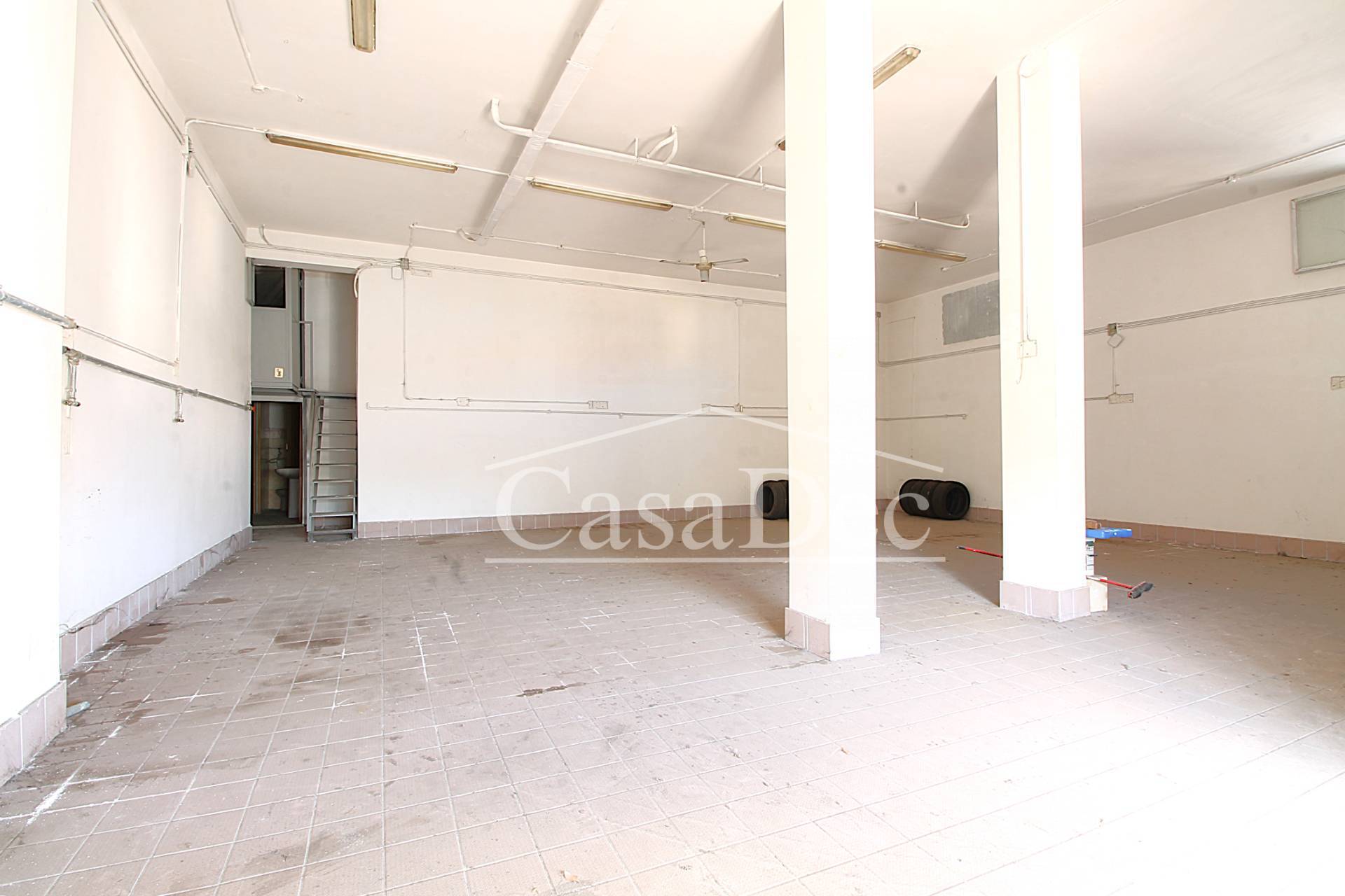 Locale commerciale in affitto a Trentola-Ducenta