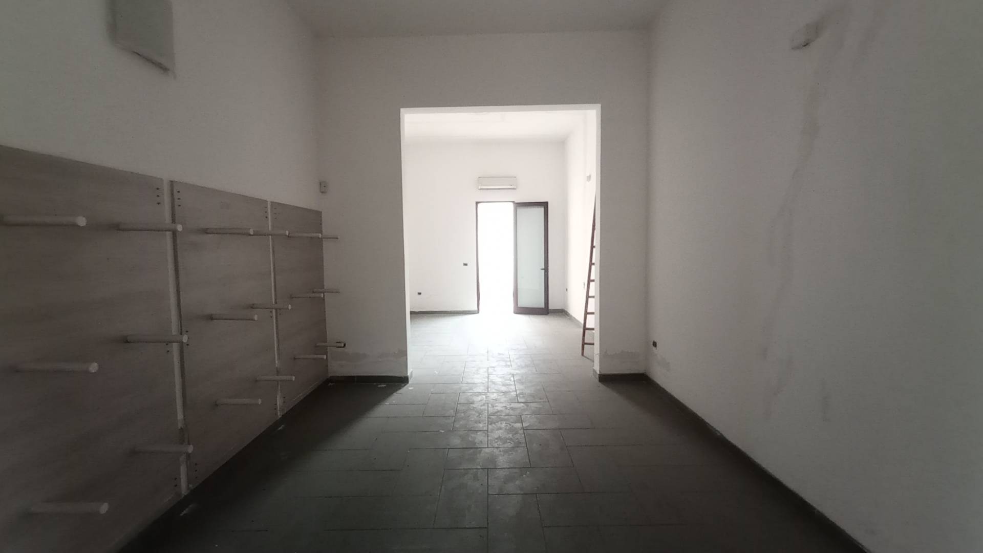 Locale commerciale in vendita a Nard