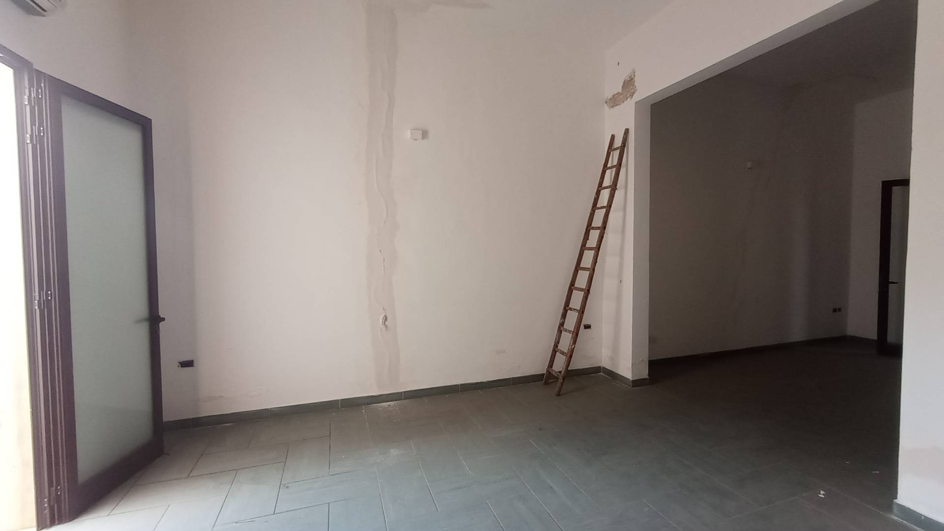 Locale commerciale in vendita a Nard