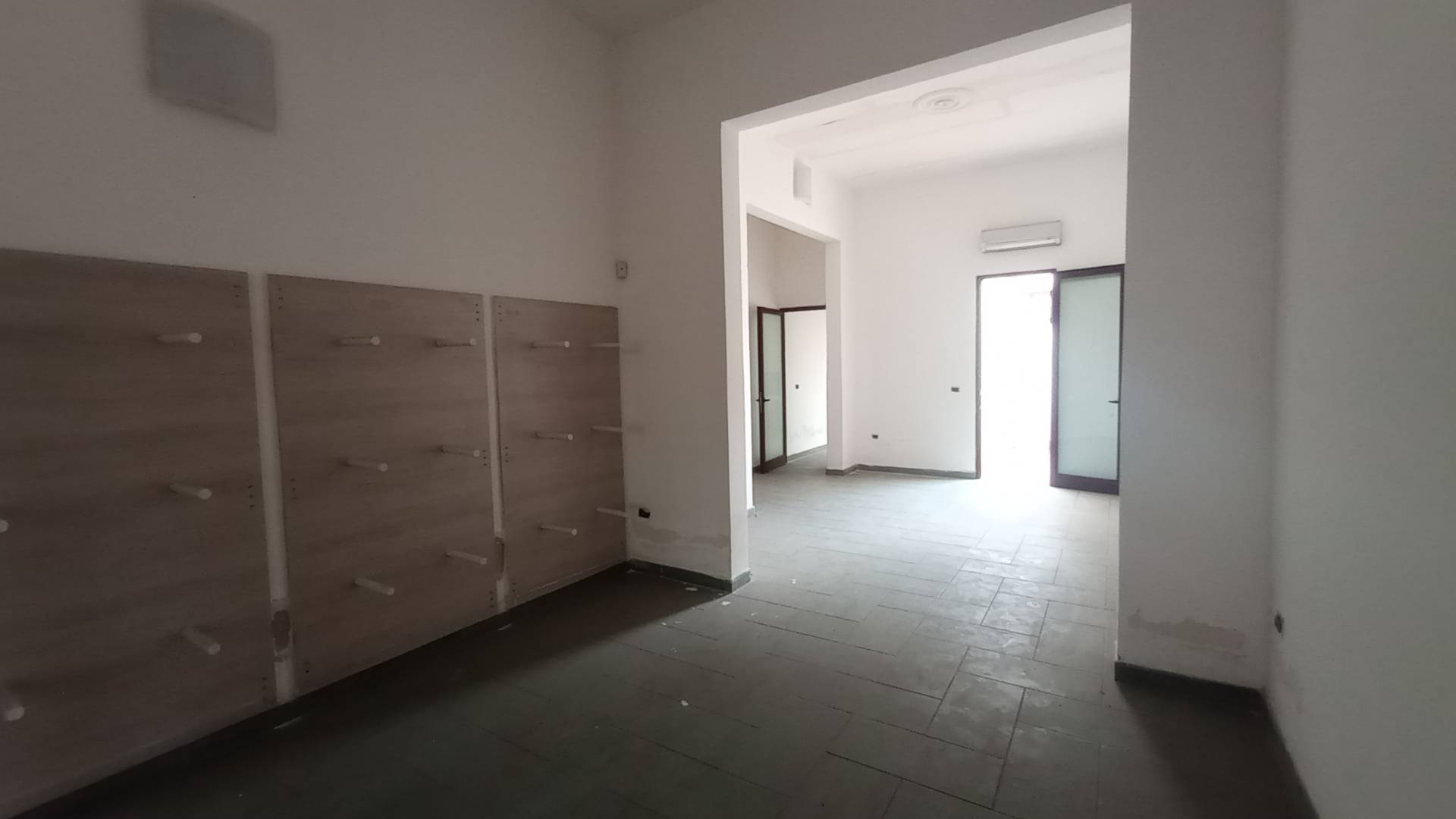 Locale commerciale in vendita a Nard