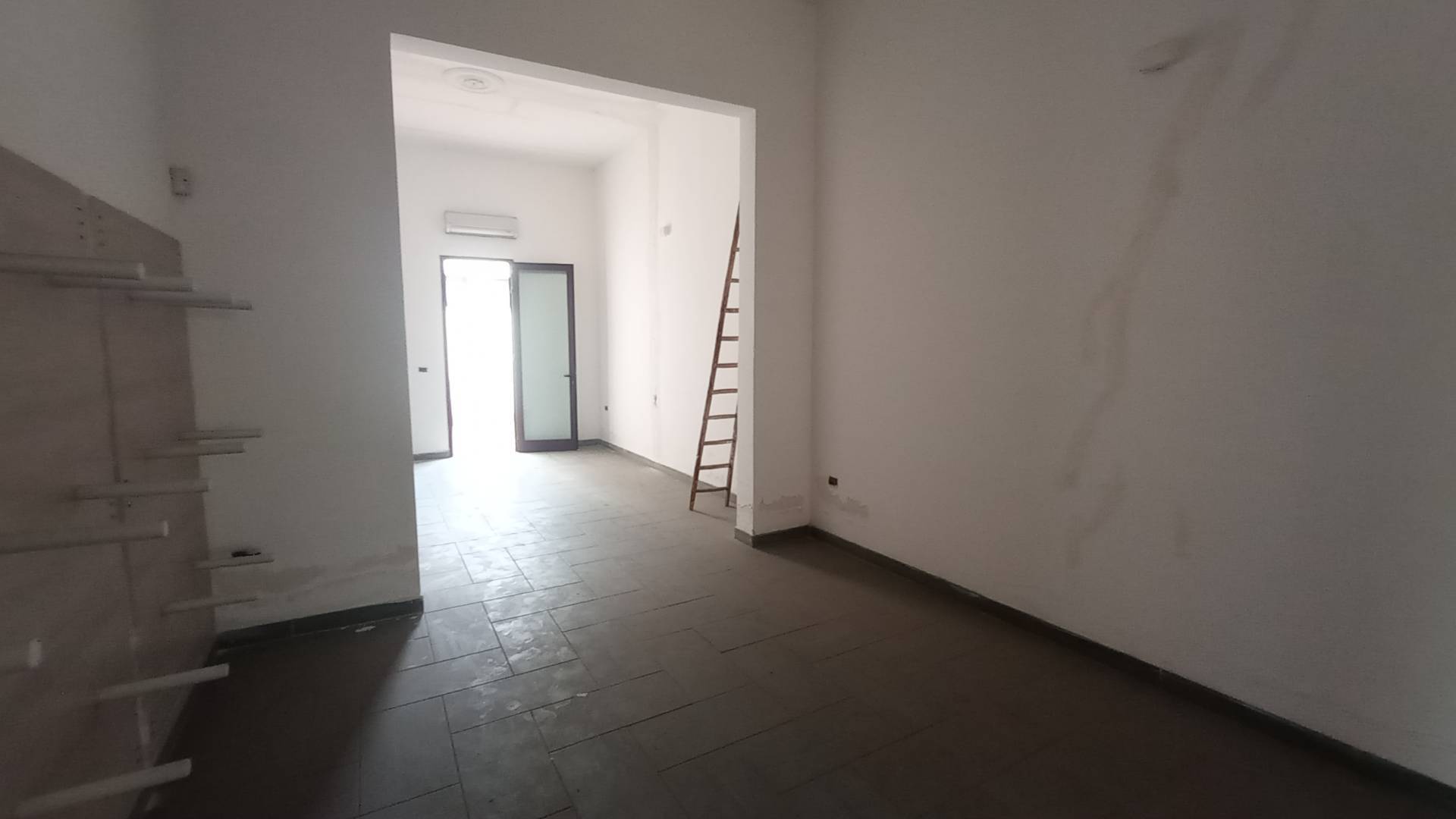 Locale commerciale in vendita a Nard