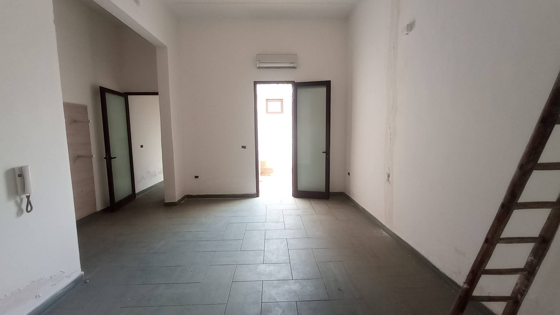 Locale commerciale in vendita a Nard