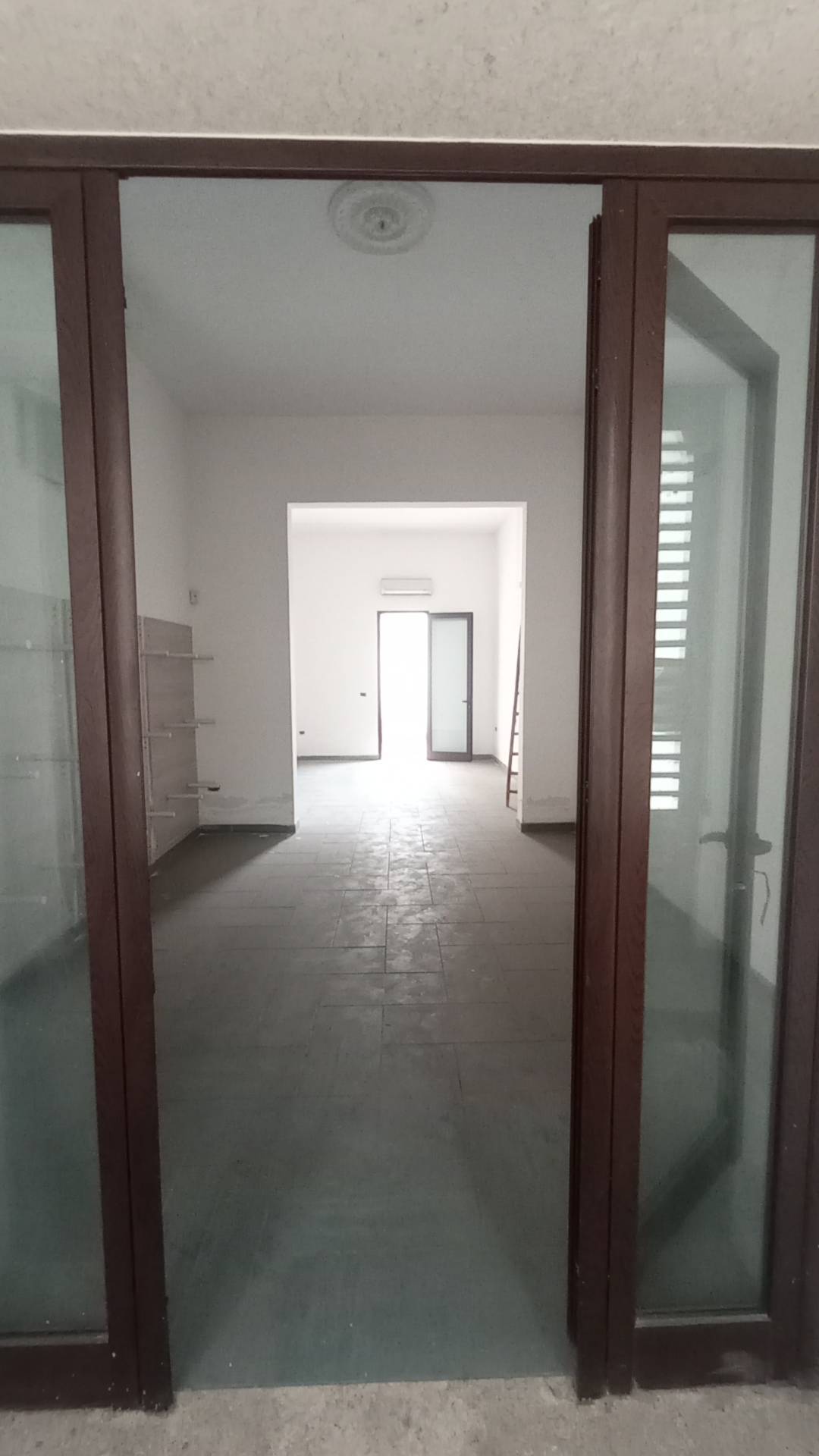 Locale commerciale in vendita a Nard