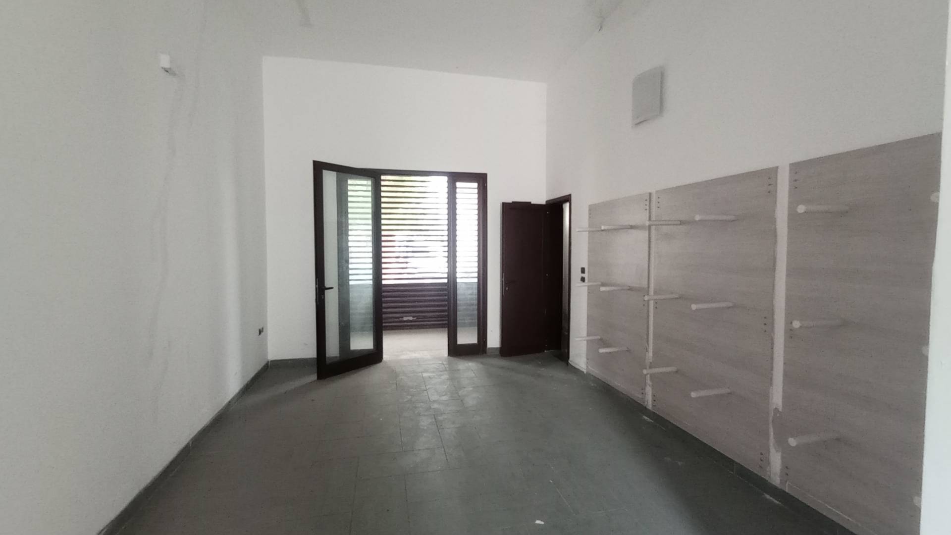 Locale commerciale in vendita a Nard