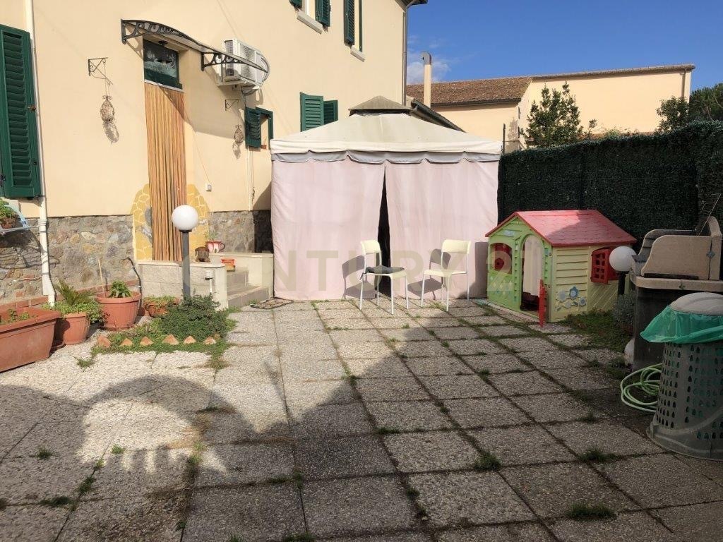 Appartamento con giardino in via della collacchia 10, Roccastrada