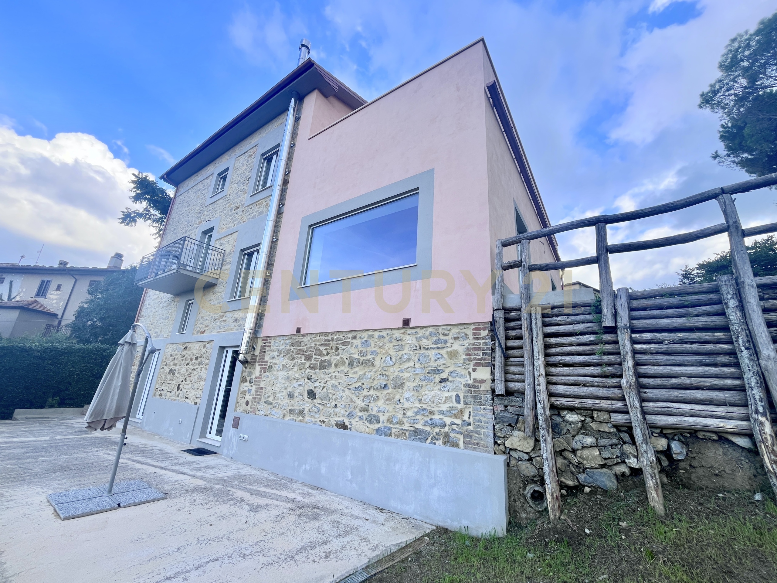 Villa con giardino in piazza barbana 35, Scansano