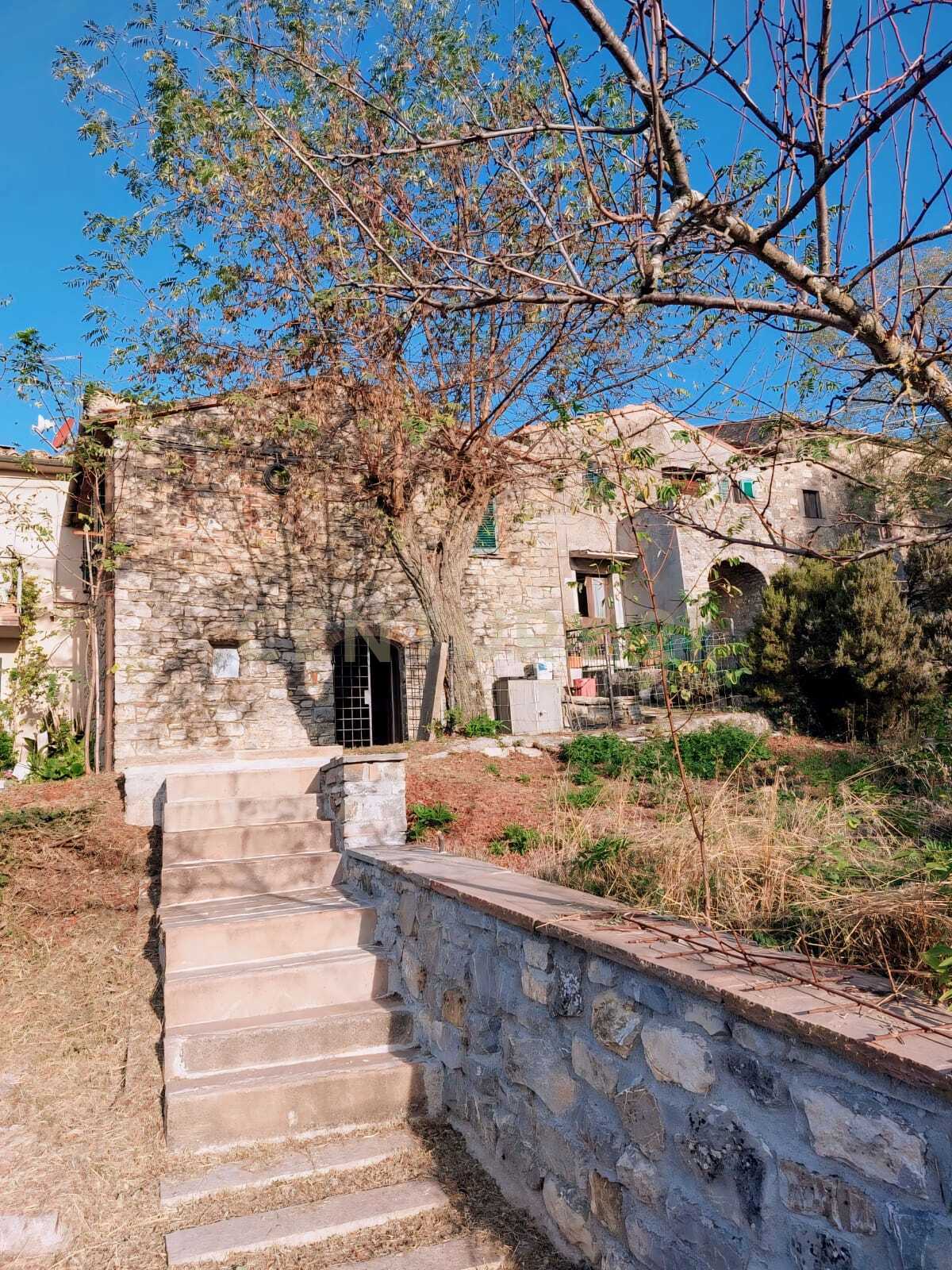 Quadrilocale con giardino in via p 14, Semproniano