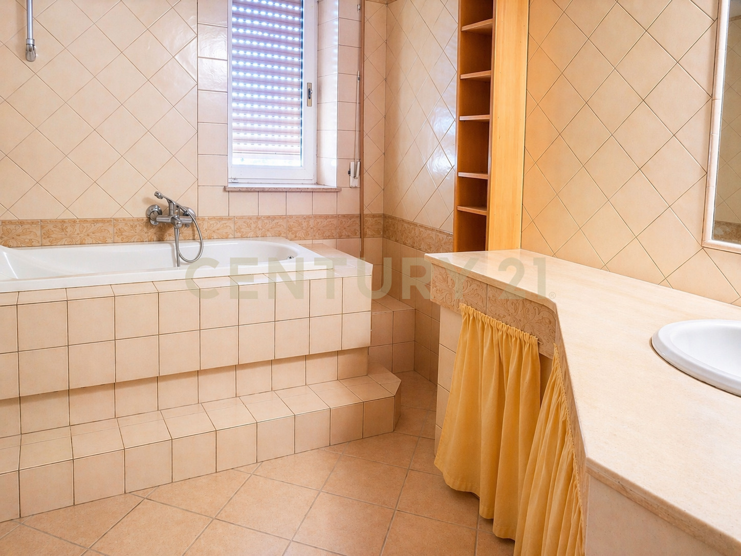 Quadrilocale con terrazzo in via pola, Orbetello