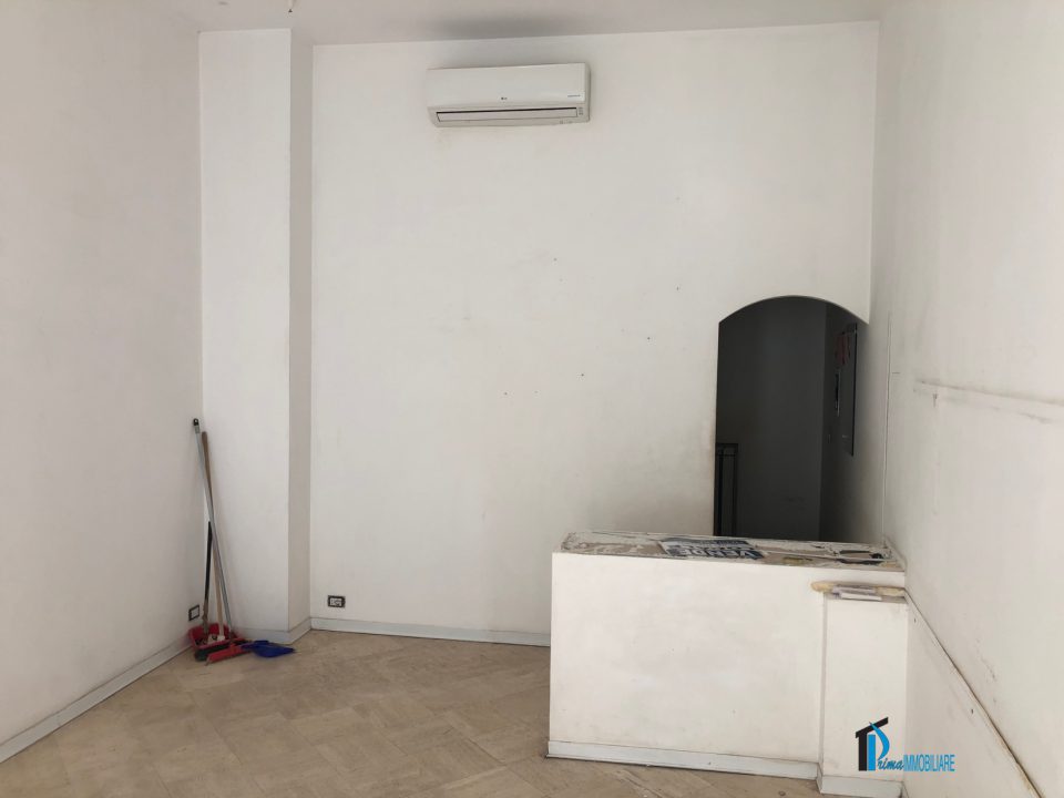 Locale commerciale in affitto a Terni