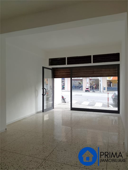 Locale commerciale in affitto a Terni