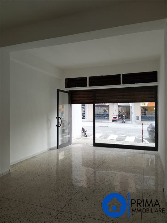 Locale commerciale in affitto a Terni