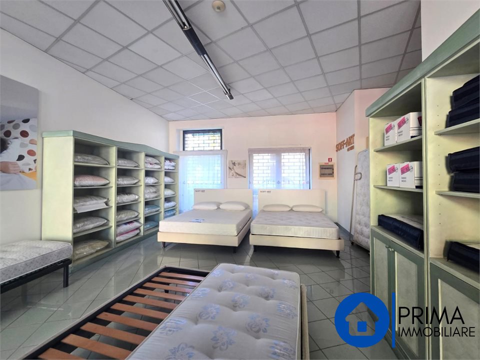 Locale commerciale in affitto a Terni