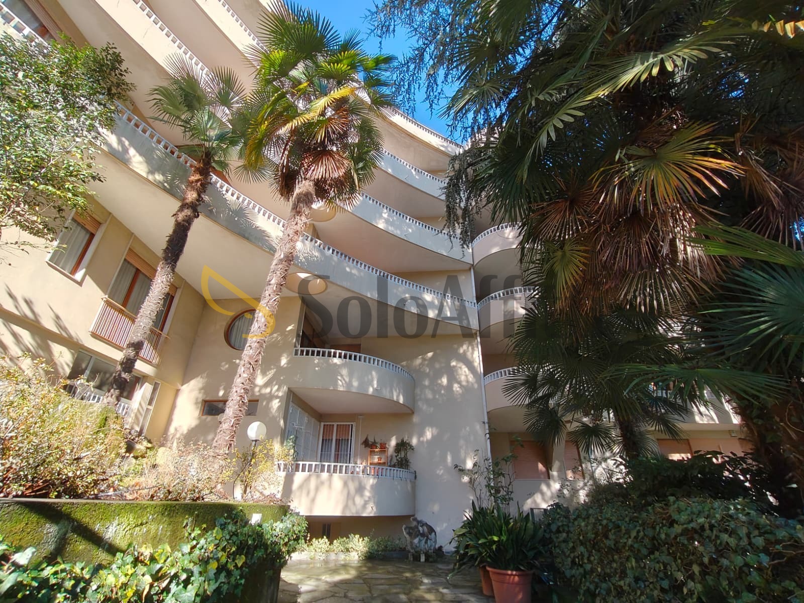 Trilocale con terrazzo, Gallarate via carlo no�