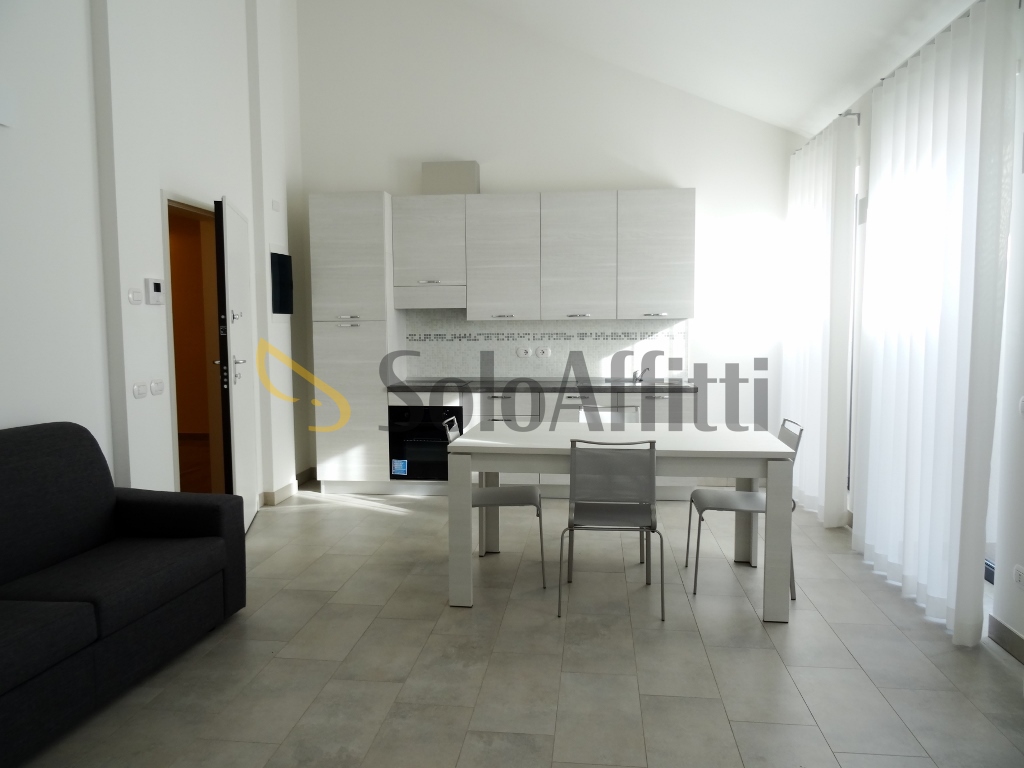 Bilocale con terrazzo, Gallarate centro