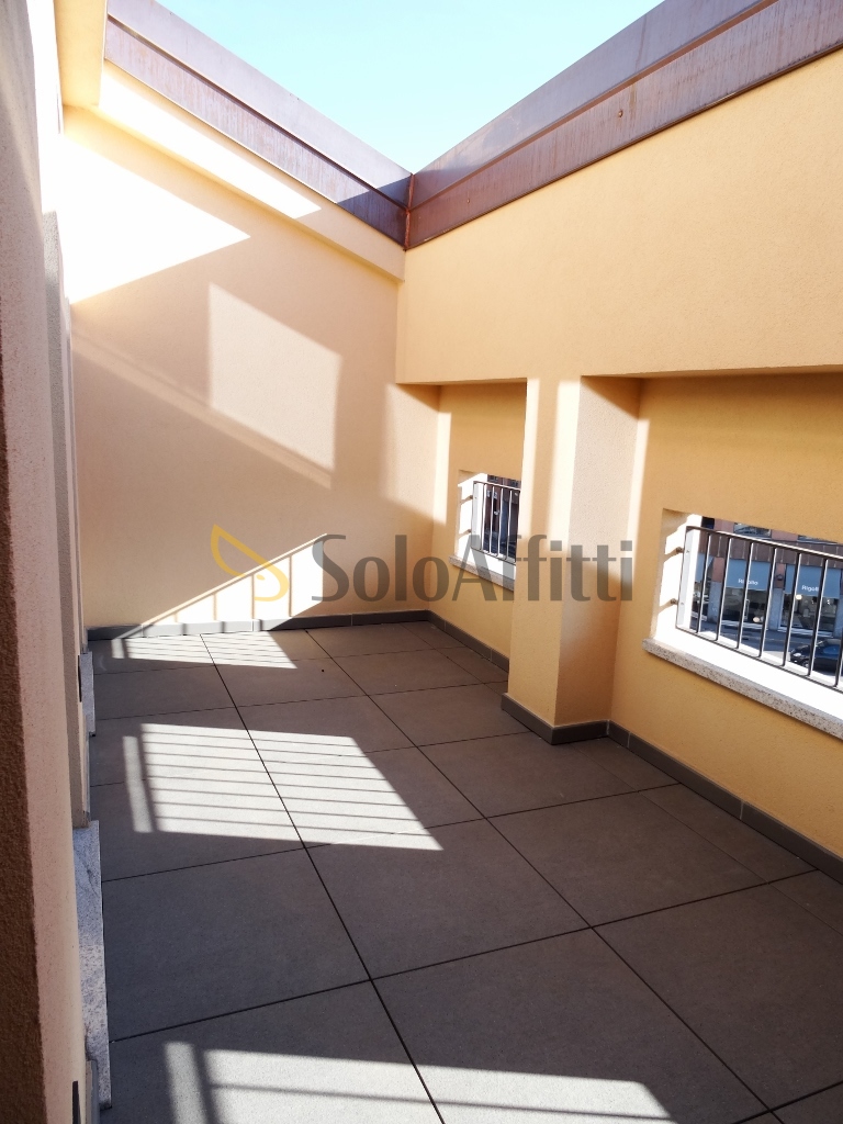 Bilocale con terrazzo, Gallarate centro