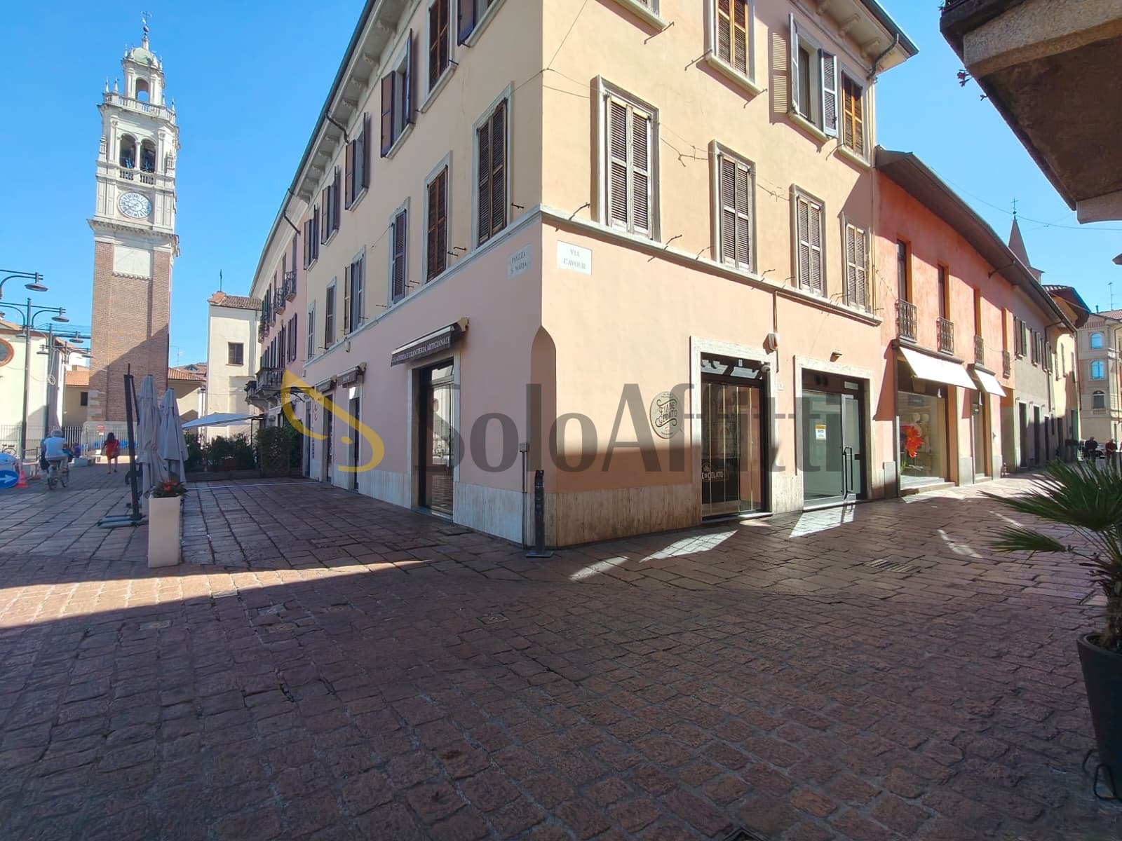 Locale commerciale ristrutturata in via camillo benso cavour 1b, Busto Arsizio