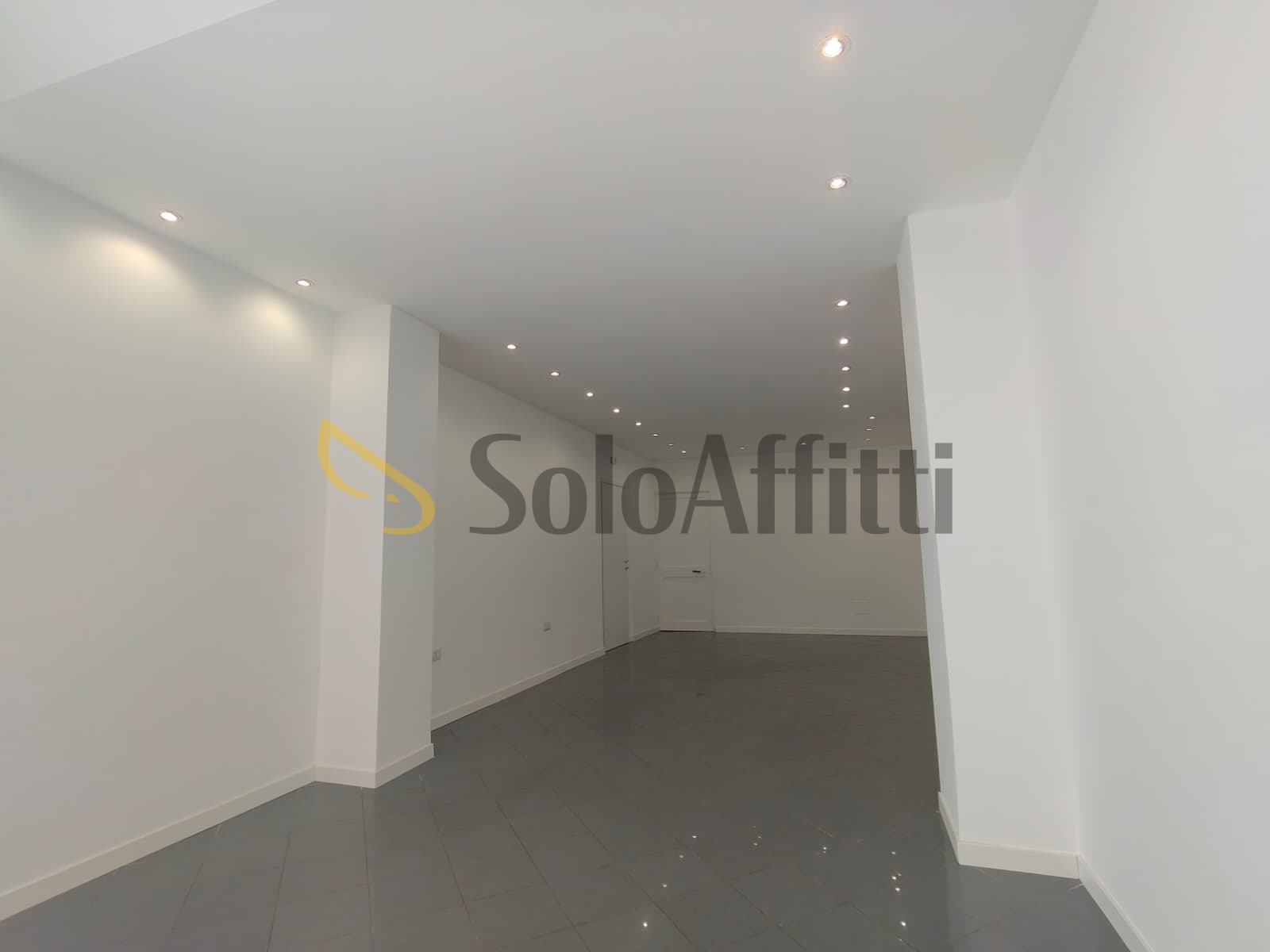 Locale commerciale ristrutturata in via camillo benso cavour 1b, Busto Arsizio