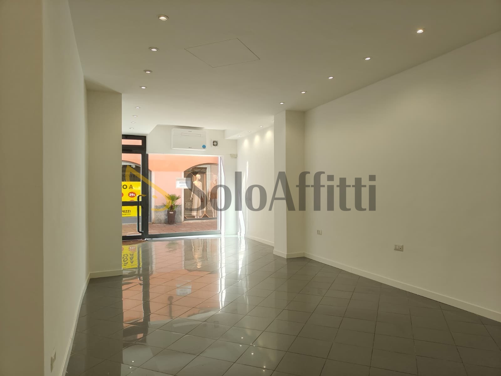 Locale commerciale ristrutturata in via camillo benso cavour 1b, Busto Arsizio