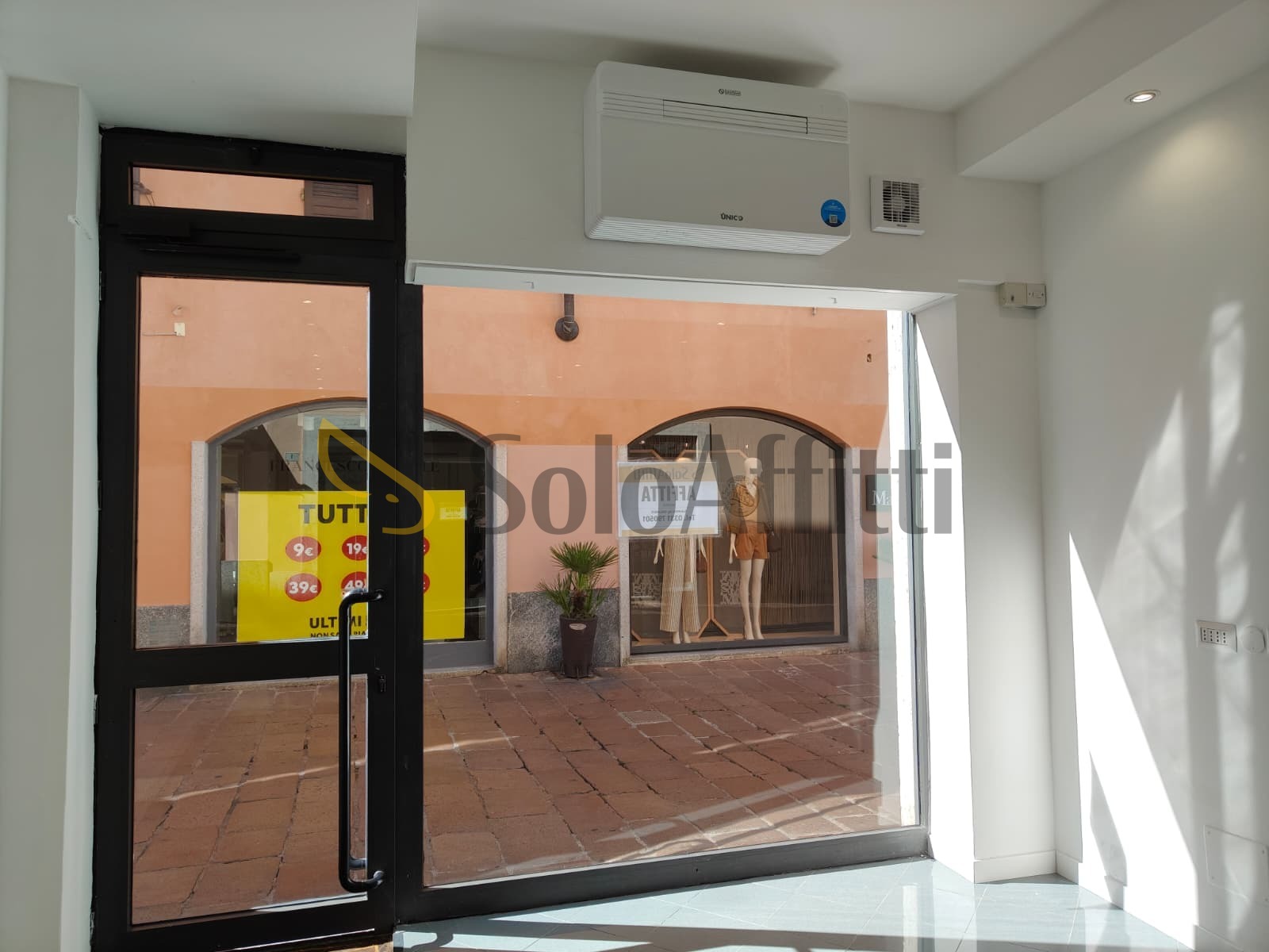 Locale commerciale ristrutturata in via camillo benso cavour 1b, Busto Arsizio