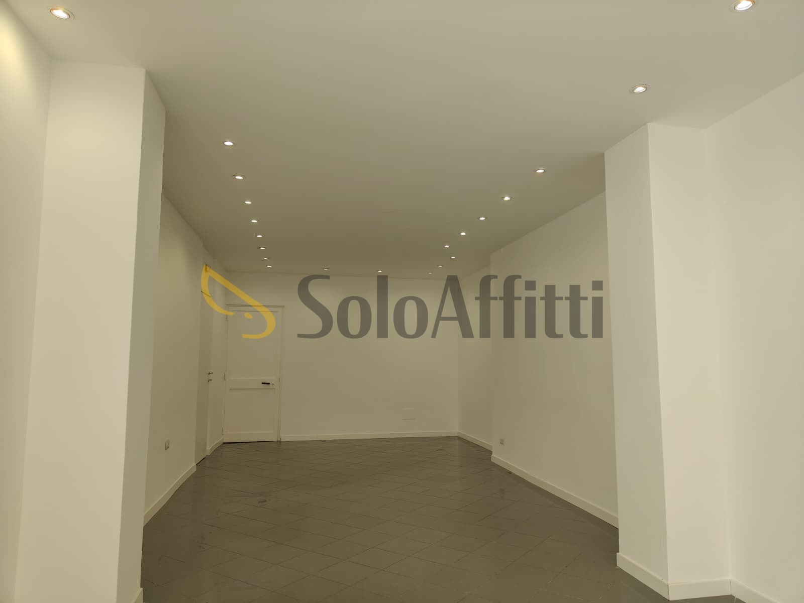 Locale commerciale ristrutturata in via camillo benso cavour 1b, Busto Arsizio