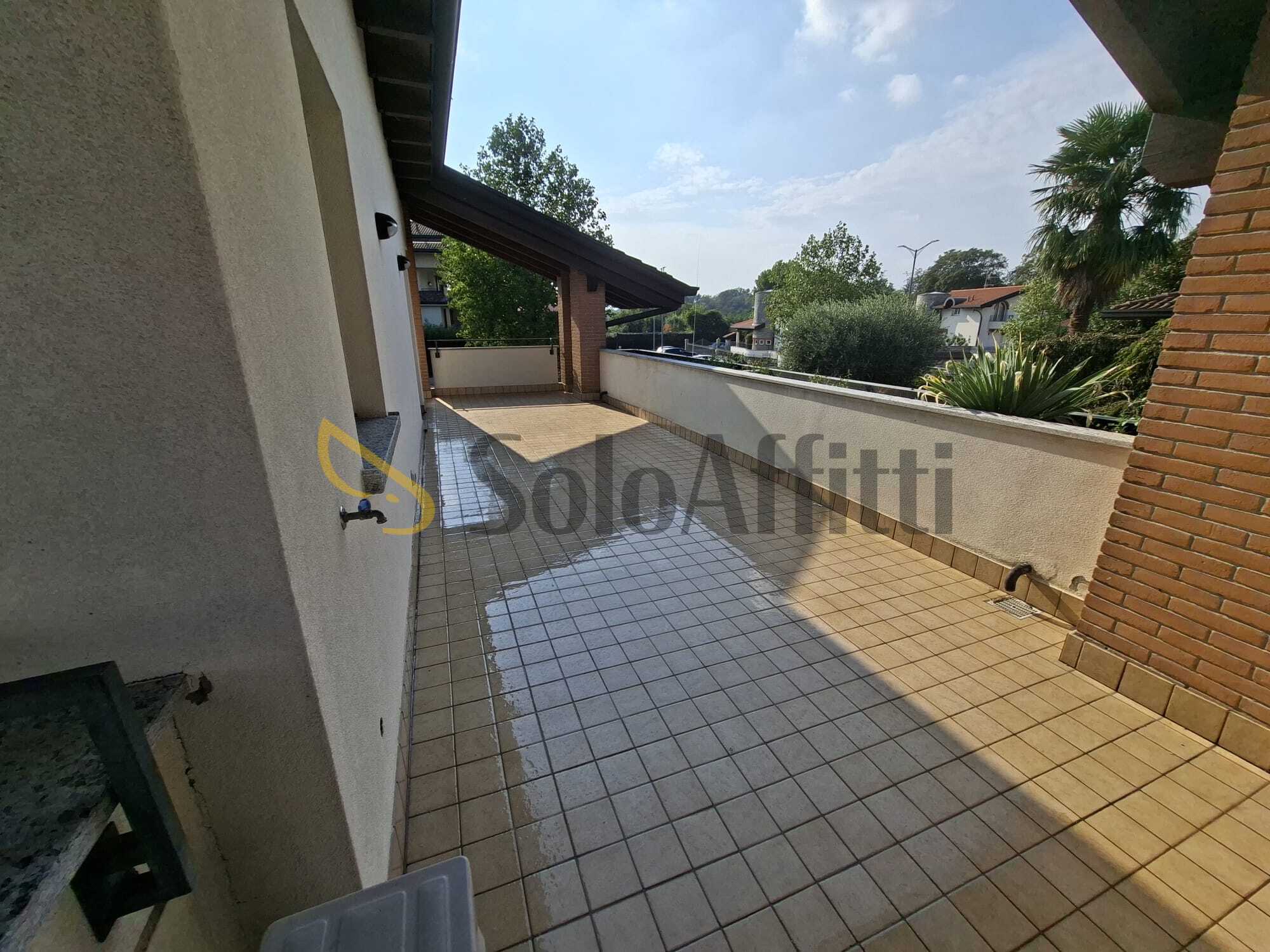 Villa con terrazzo a Olgiate Olona