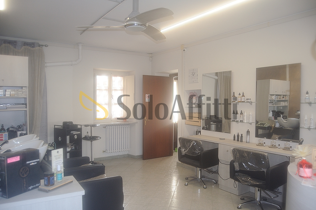 Locale commerciale in affitto in via cavour 69, Settimo Torinese
