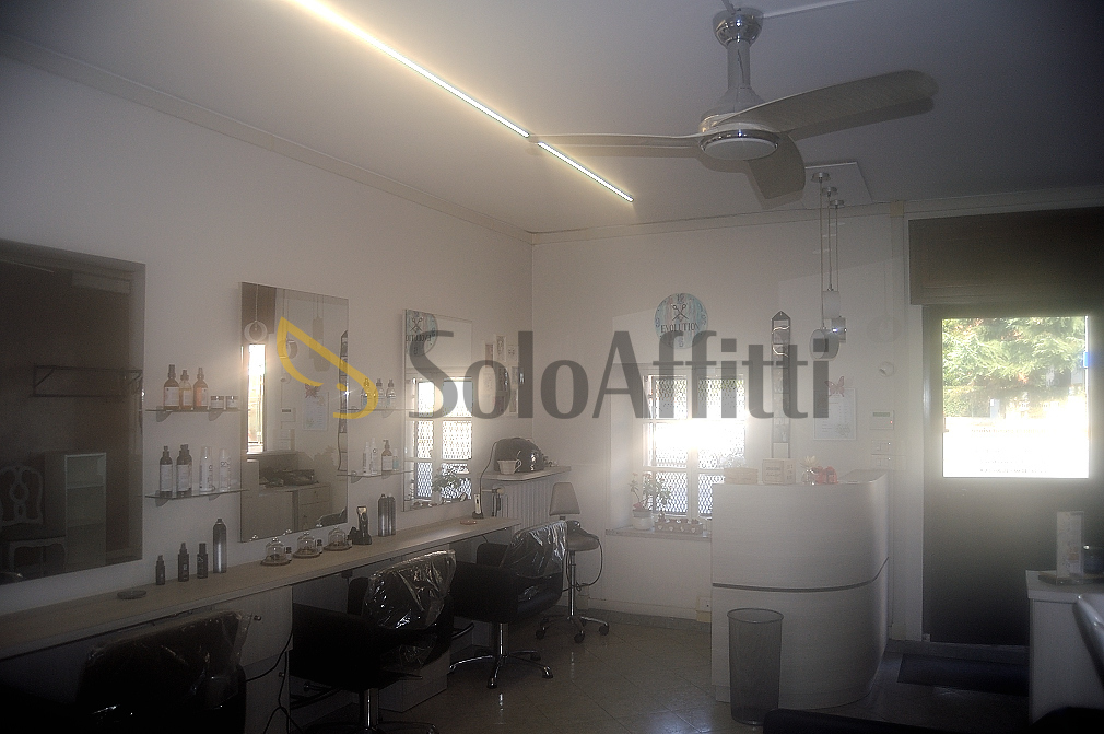 Locale commerciale in affitto in via cavour 69, Settimo Torinese