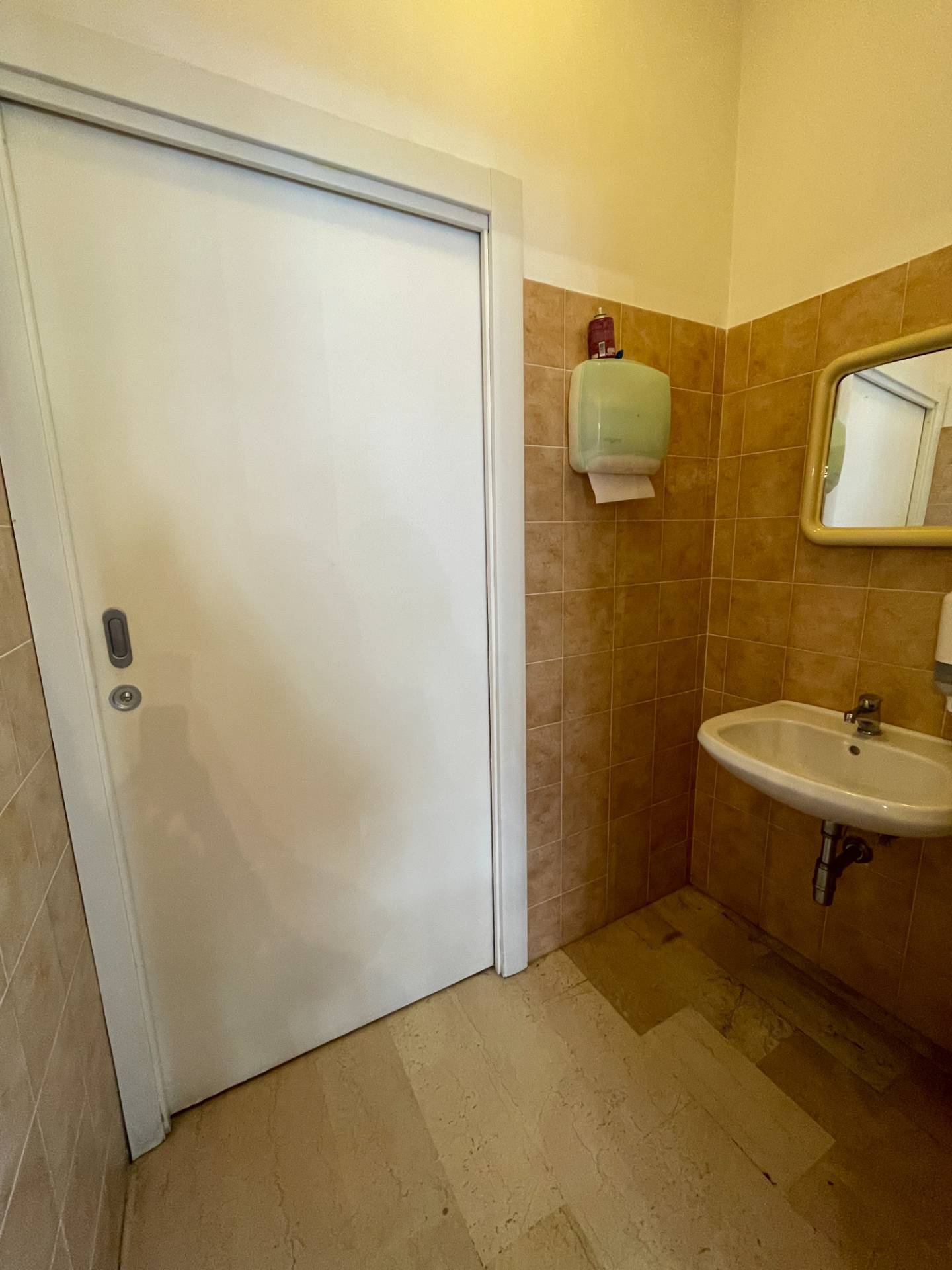 Locale commerciale in vendita a Spoltore