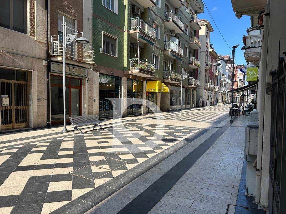 Locale commerciale in vendita a Pescara, Centro