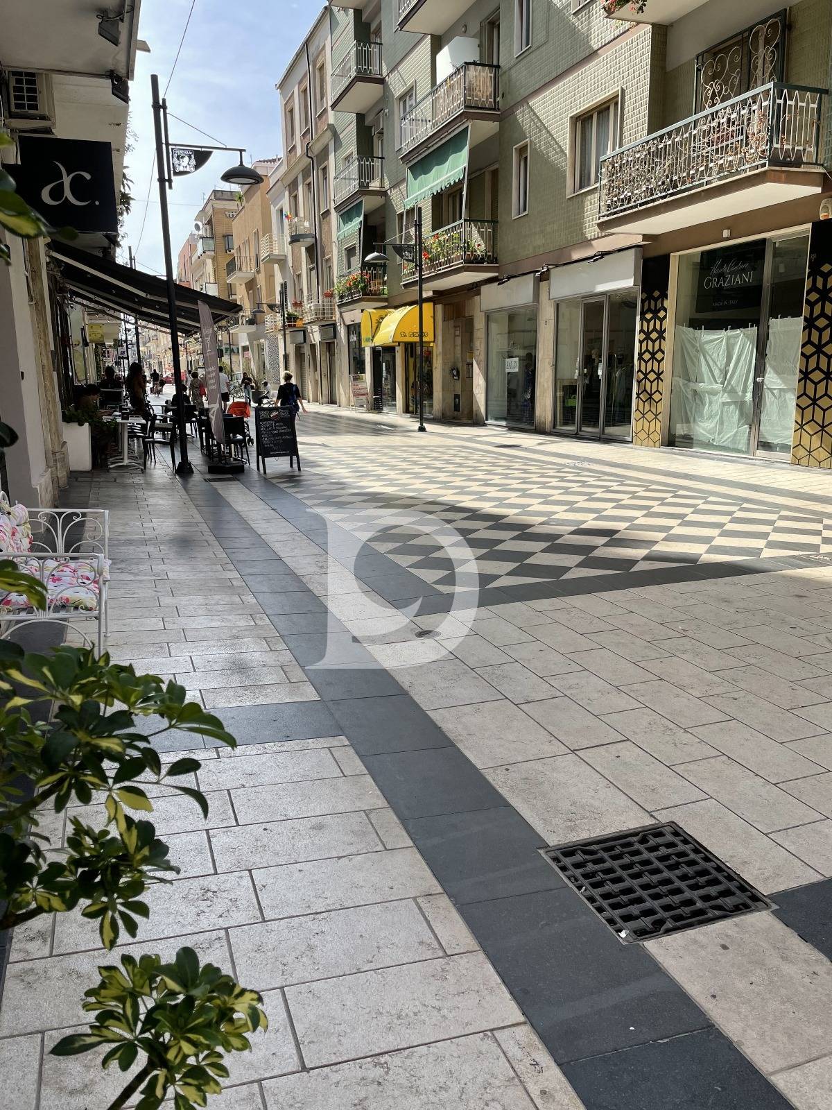 Locale commerciale in vendita a Pescara, Centro