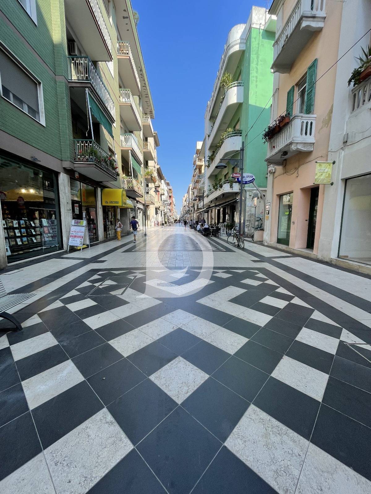 Locale commerciale in vendita a Pescara, Centro