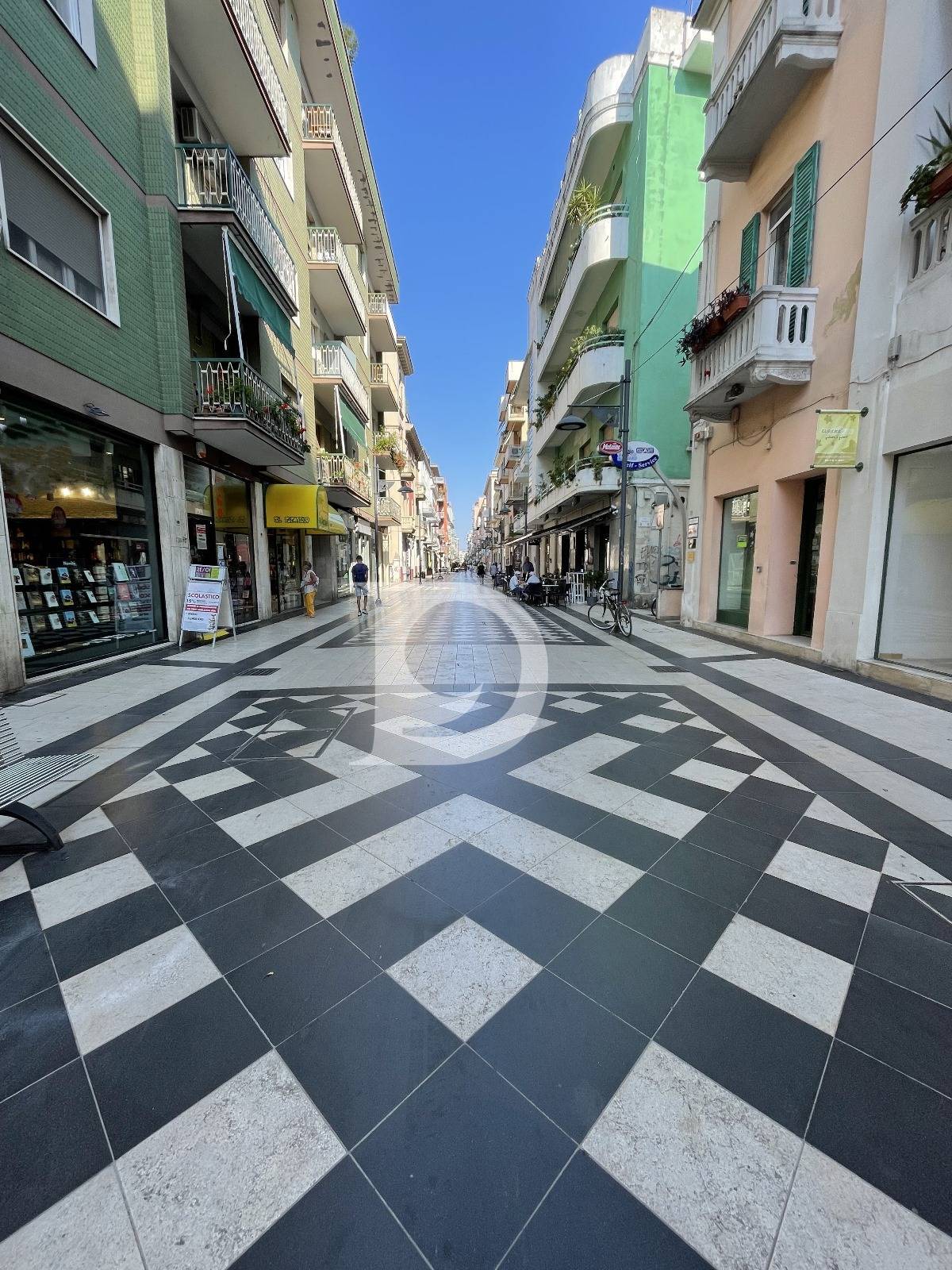 Locale commerciale in vendita a Pescara, Centro